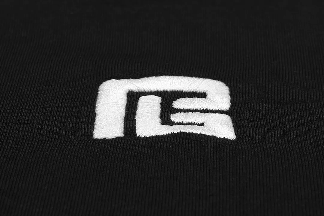 BALMAN Balman 2026 Early Spring New Arrival Imported machine high-density embroidered small letter logo on the chest Men's and women's Same Style short-sleeved T-shirt Customized gram 100% double yarn pure cotton fabric Custom dyed 32 double-strand threads Collar label, hangtag, main mark and three labels complete Color: Black Size: XS S M L